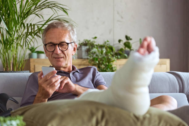 người già gãy xương lâu lành hơn