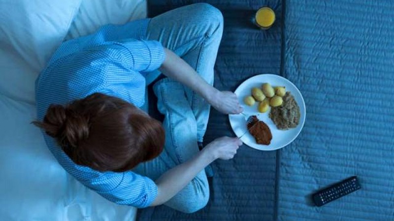 Ăn tối trước khi ngủ khoảng ba giờ giúp hạn chế trào ngược về đêm