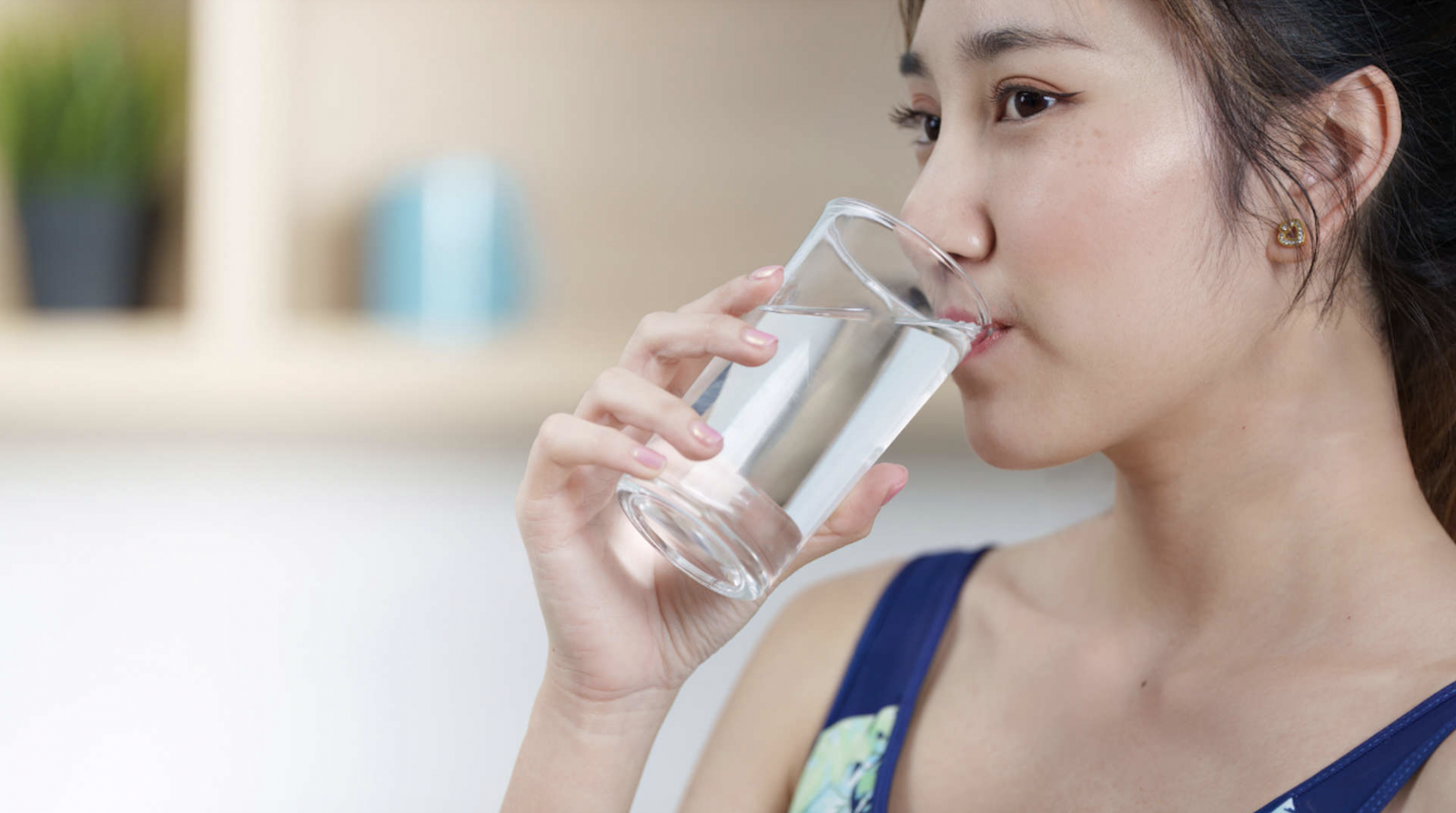 Uống đủ nước và bù điện giải đúng cách giúp hạn chế mệt mỏi do mất nước sau sốt