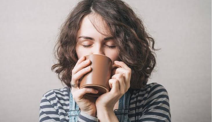 Cà phê và chocolate có thể khiến cơ thể tỉnh táo và khó vào giấc