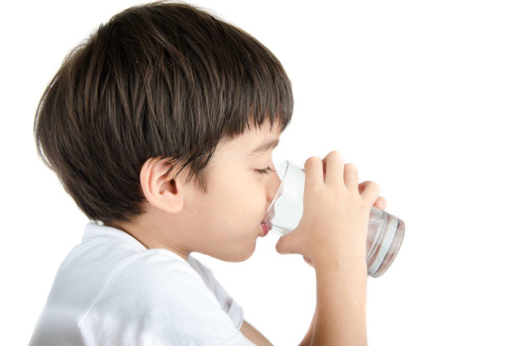 Cho trẻ mắc quai bị nghỉ ngơi, uống đủ nước và ăn thức ăn mềm để giảm khó chịu