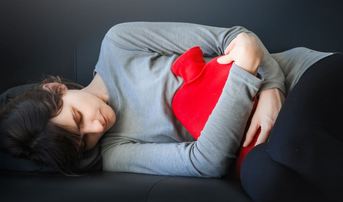 Chườm nóng cũng là cách giảm đau bụng kinh
