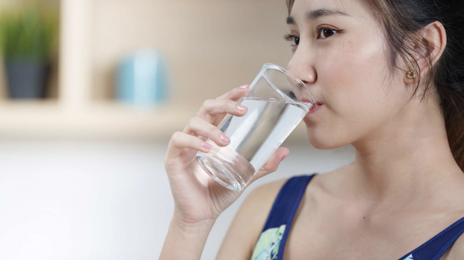 Uống đủ nước giữ ẩm không khí và hạn chế ăn tối muộn giúp giảm đau họng buổi sáng