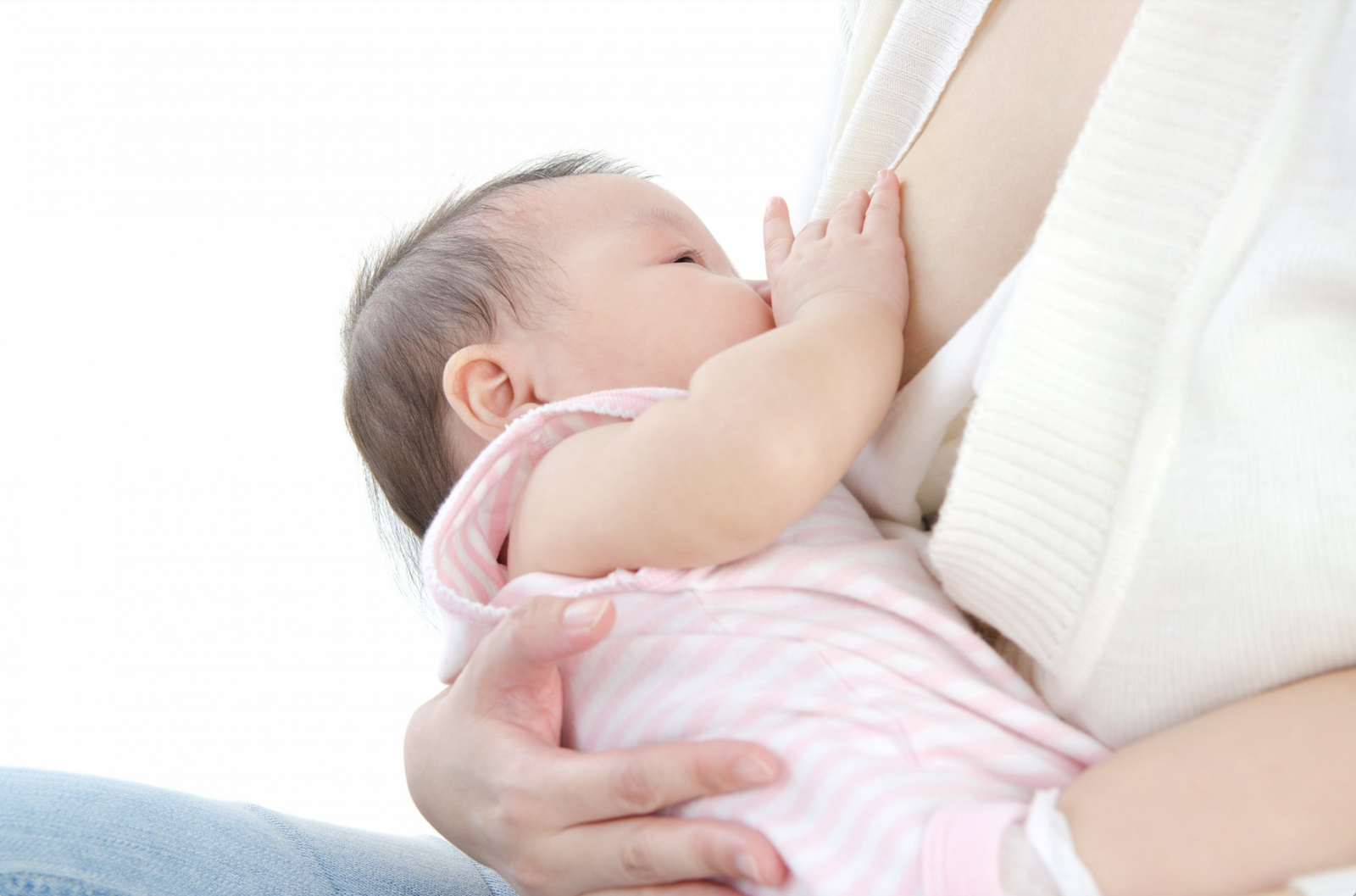 Nuôi con bằng sữa mẹ giúp cung cấp kháng thể và hỗ trợ hệ miễn dịch của trẻ sinh mổ