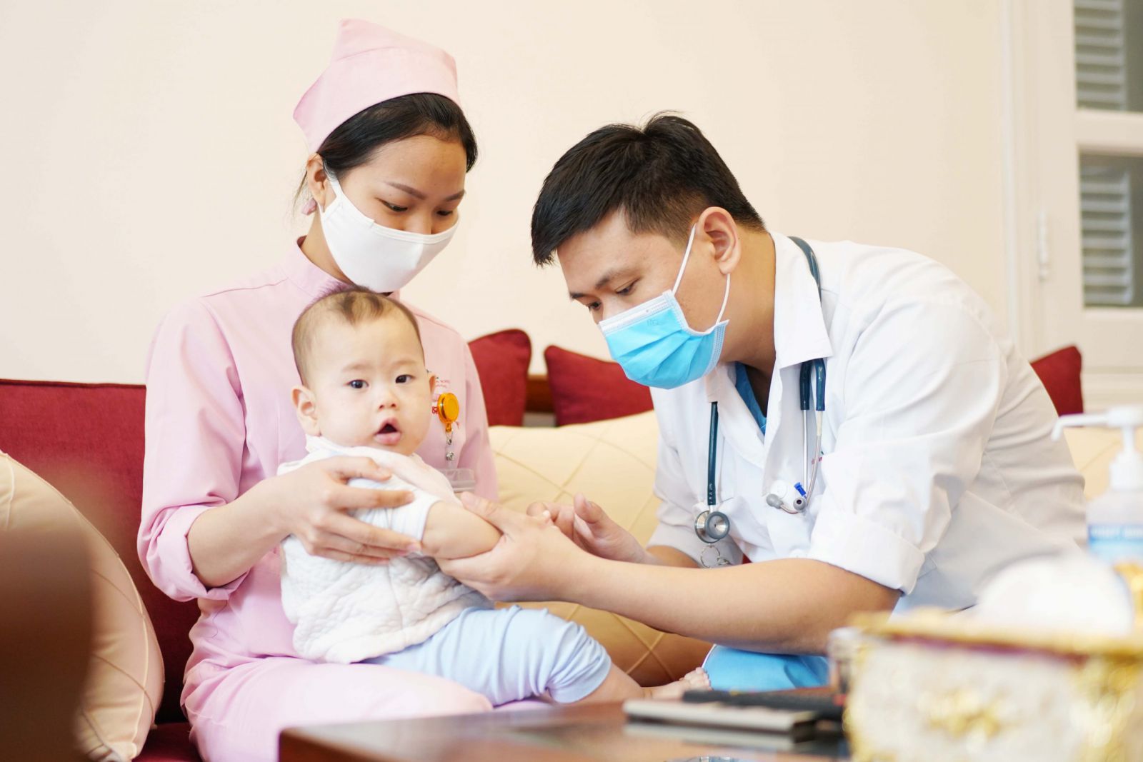 Nên đưa trẻ đến bệnh viện khi trẻ sốt co giật