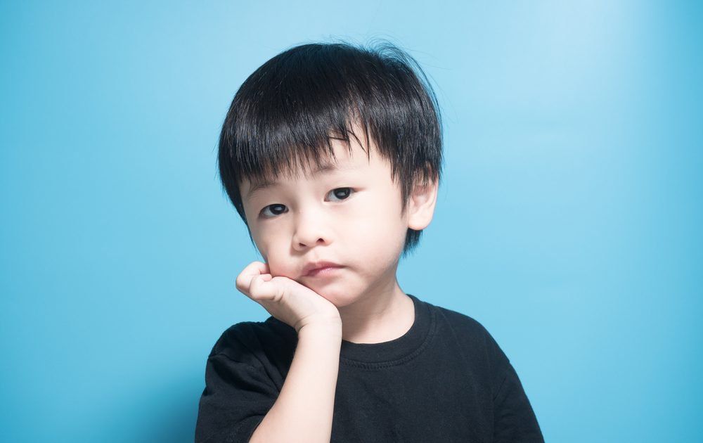 Sưng đau tuyến mang tai, sốt và khó nhai là những dấu hiệu thường gặp khi trẻ mắc quai bị