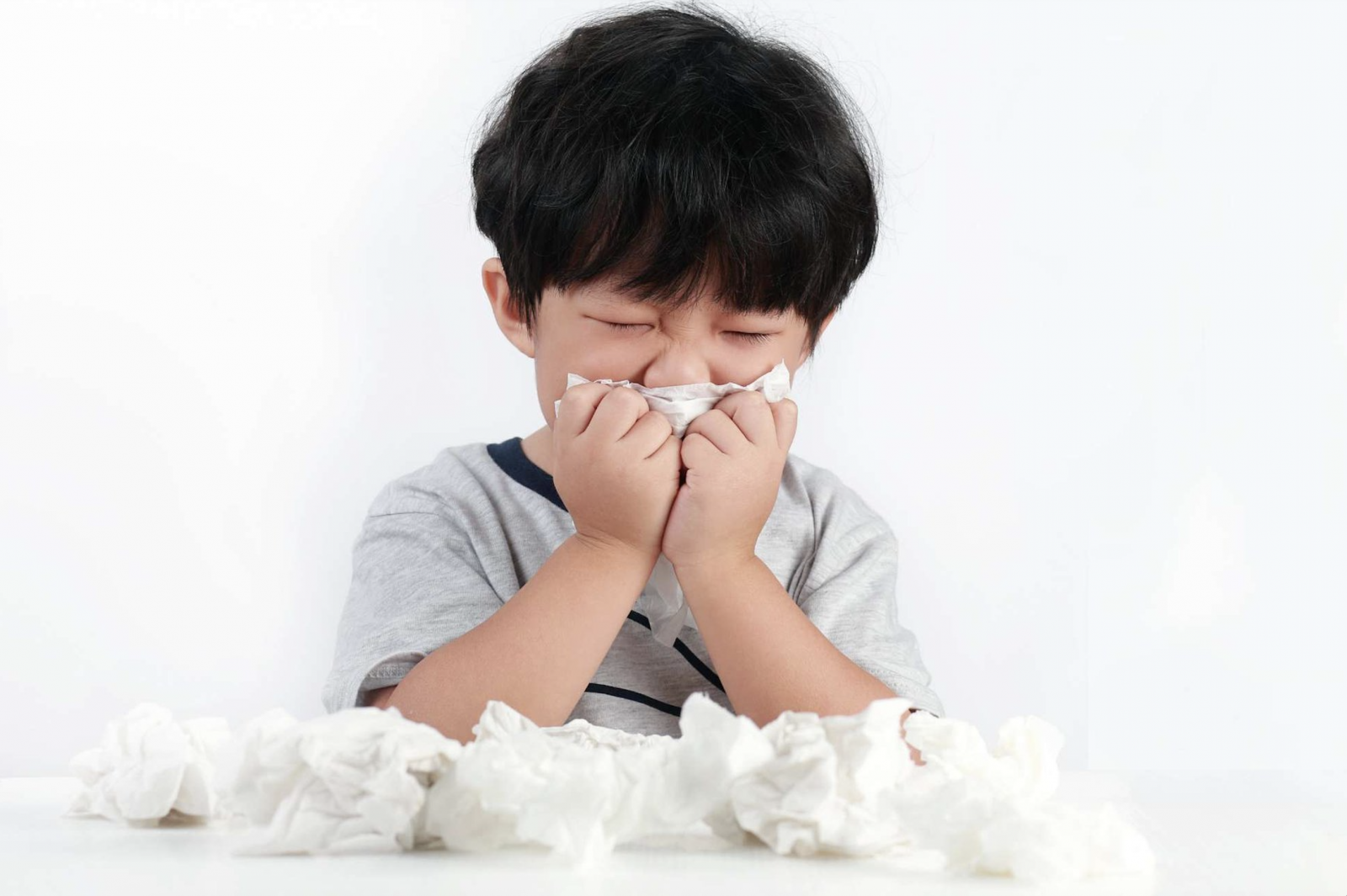 Trẻ bị viêm mũi dị ứng với biểu hiện hắt hơi và ngứa mũi