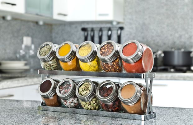 Các loại gia vị sạch và an toàn được bày biện trong căn bếp hiện đại