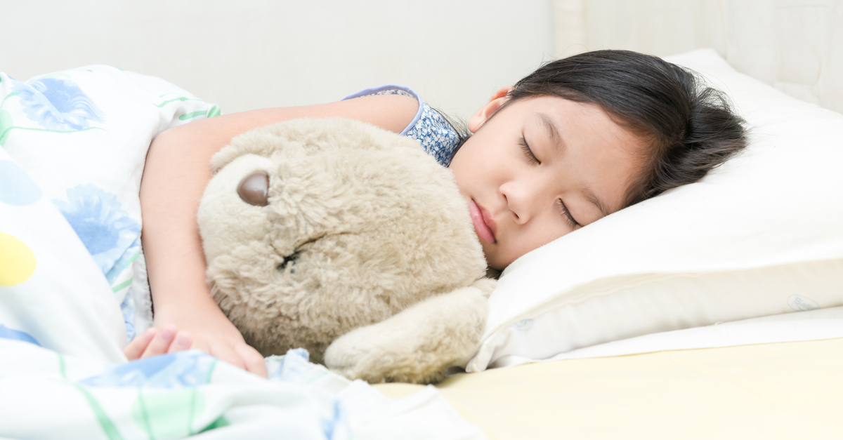 Cho trẻ ngủ đủ giấc, đúng giờ để hỗ trợ quá trình tăng trưởng tự nhiên