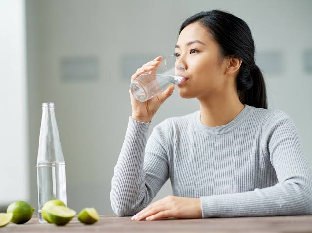 Uống đủ nước giúp làm loãng dịch tiết, hỗ trợ tống đờm ra ngoài
