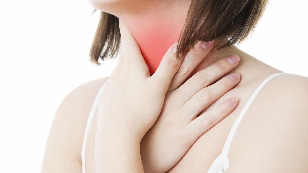 Uống nước ấm, tránh khói bụi giúp giảm kích thích gây ho khan