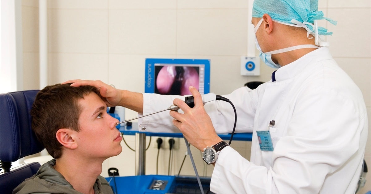 Khám tai mũi họng và nội soi giúp xác định nguyên nhân nghẹt mũi kéo dài