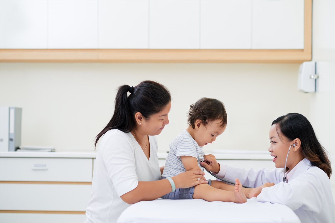 Trẻ sổ mũi kèm khó thở, sốt kéo dài hoặc triệu chứng nặng dần cần được đi khám