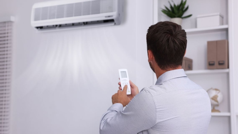 Không khí khô và điều hòa có thể khiến niêm mạc họng khô rát vào buổi sáng