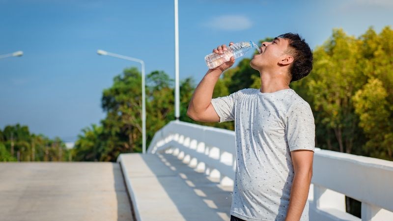 Uống nước đều và giữ ẩm niêm mạc giúp giảm khô mũi, khô họng khi đi đường dài