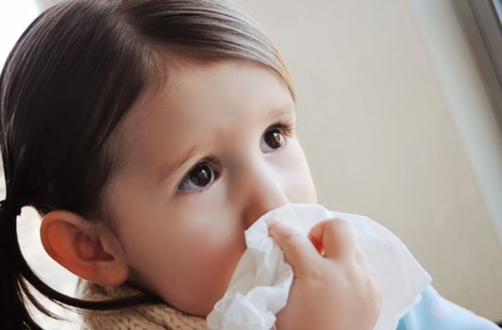 Không khí điều hòa quá khô có thể khiến trẻ khô mũi và nghẹt mũi
