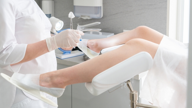 Kinh kéo dài ra máu nhiều hoặc chảy máu giữa kỳ là những dấu hiệu phụ nữ nên đi khám