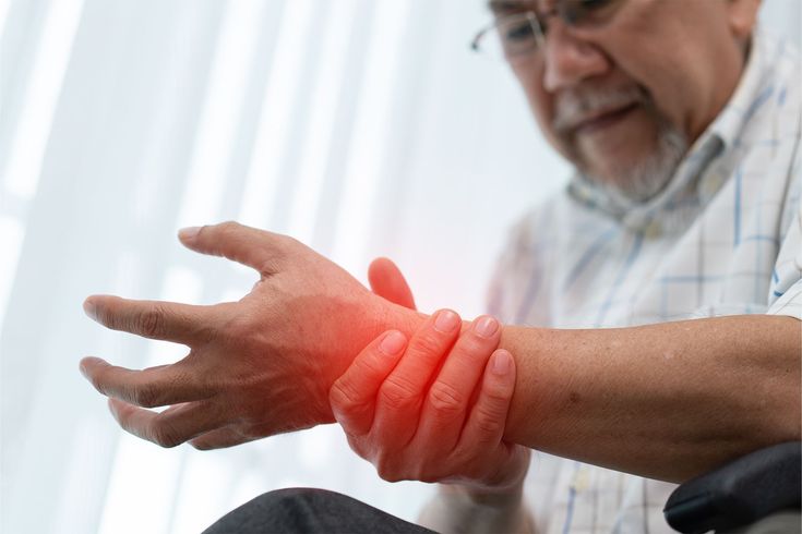 Người cao tuổi tập thể dục nhẹ nhàng giúp giảm triệu chứng viêm khớp tại nhà