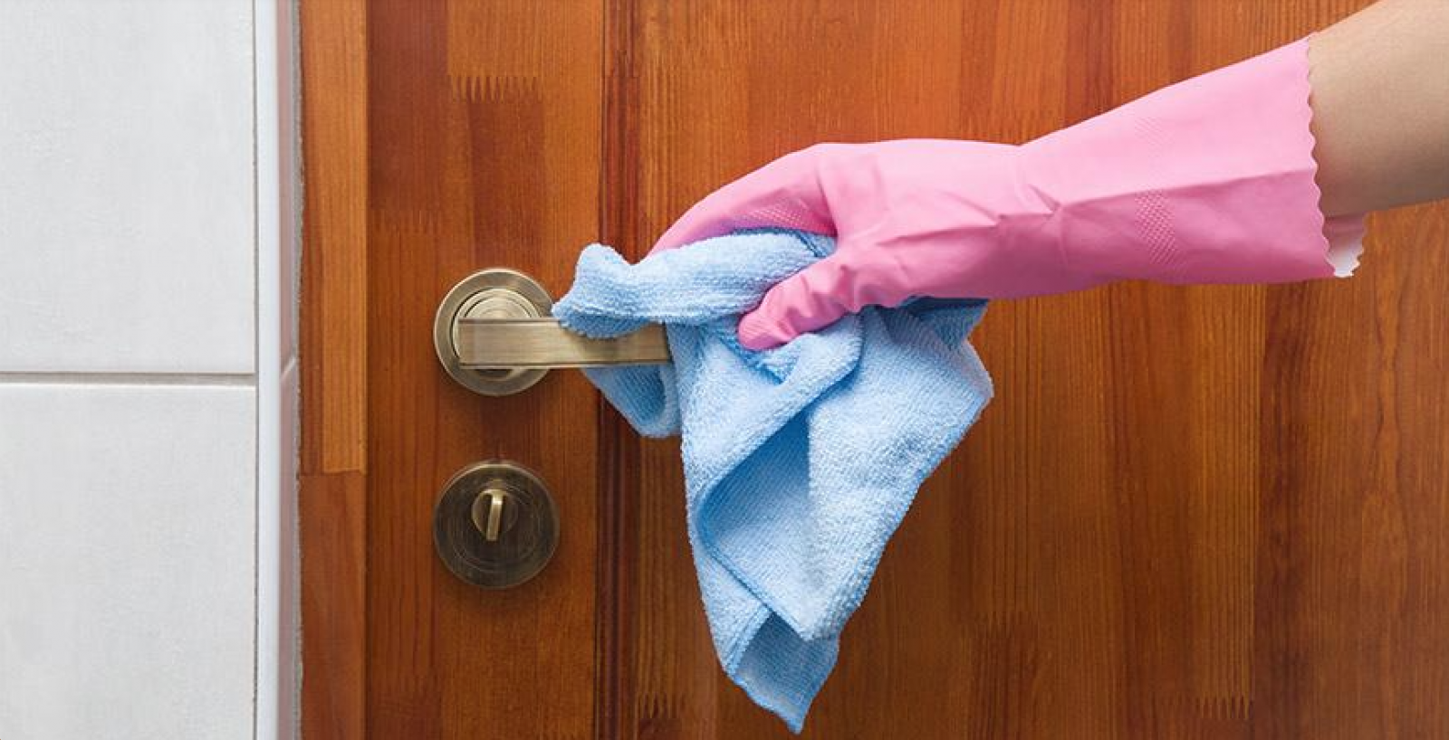 Lau điện thoại, remote và tay nắm cửa thường xuyên giúp giảm vi khuẩn trên các bề mặt hay chạm tay