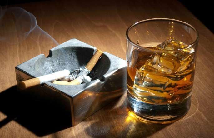 Người bị cao huyết áp nên tránh rượu bia, thuốc lá