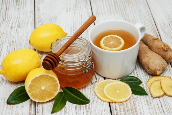 Nước chanh mật ong ấm giúp làm dịu họng khi viêm xoang gây ho và chảy dịch sau mũi