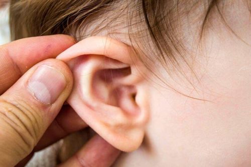 Tắc vòi nhĩ khiến trẻ cảm thấy đầy tai, ù tai và nghe kém tạm thời