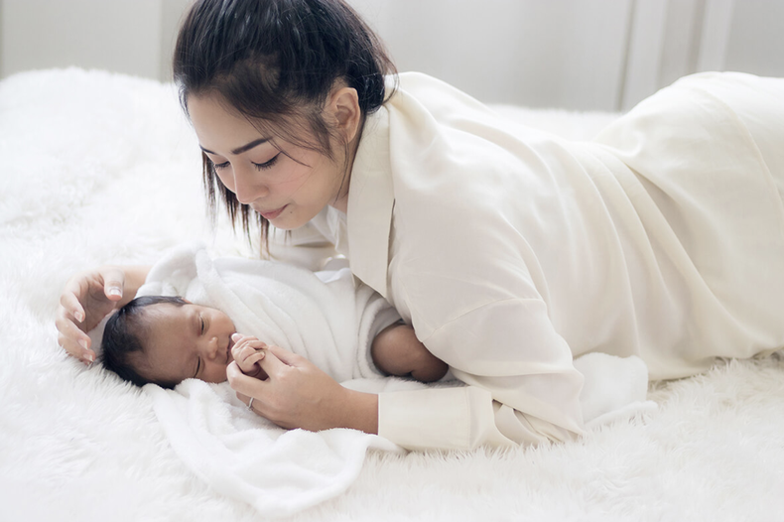 Phụ nữ sau sinh dễ táo bón do hormone, stress, thiếu ngủ và sàn chậu yếu