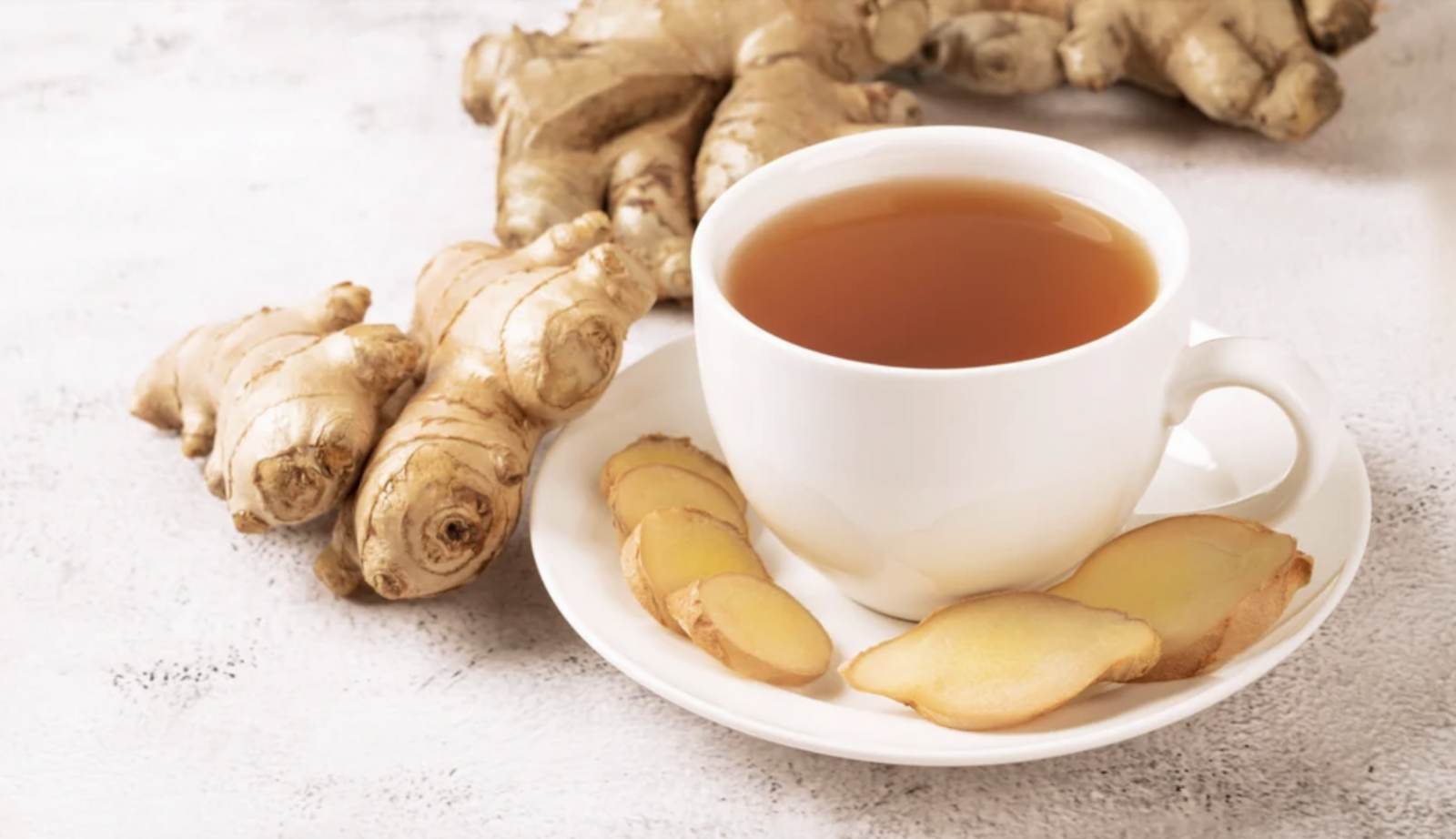 Trà gừng ấm giúp làm dịu cổ họng và tăng lượng nước cho người bị viêm xoang