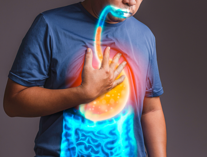 Trào ngược dạ dày có thể gây đau họng khàn tiếng và hắng giọng sau khi ngủ dậy