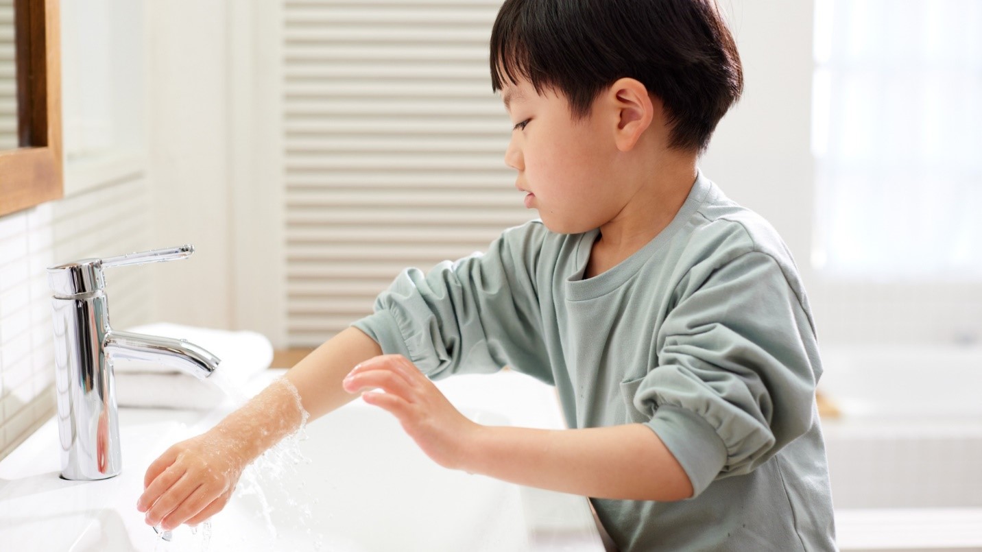 Vệ sinh tay và đồ chơi giúp phòng bệnh tay chân miệng cho trẻ trong mùa mưa