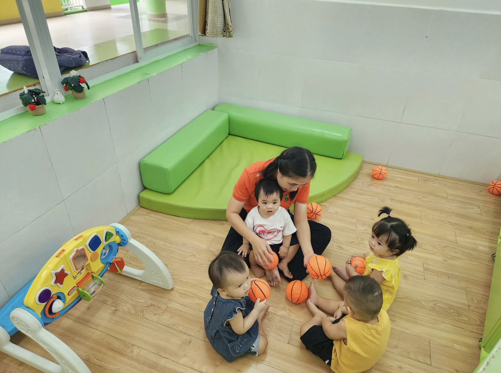 Trẻ mới đi học thường xuyên bị ho sổ mũi do tiếp xúc với nhiều tác nhân gây bệnh trong môi trường tập thể