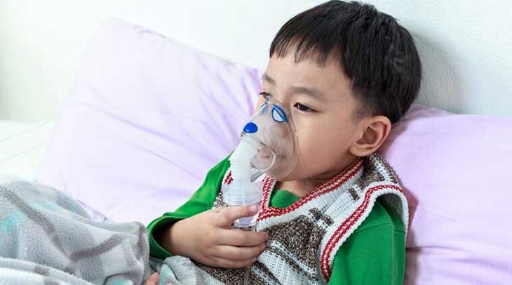 Trẻ nhỏ bị ho, sổ mũi, thở khò khè do nhiễm virus hợp bào hô hấp RSV