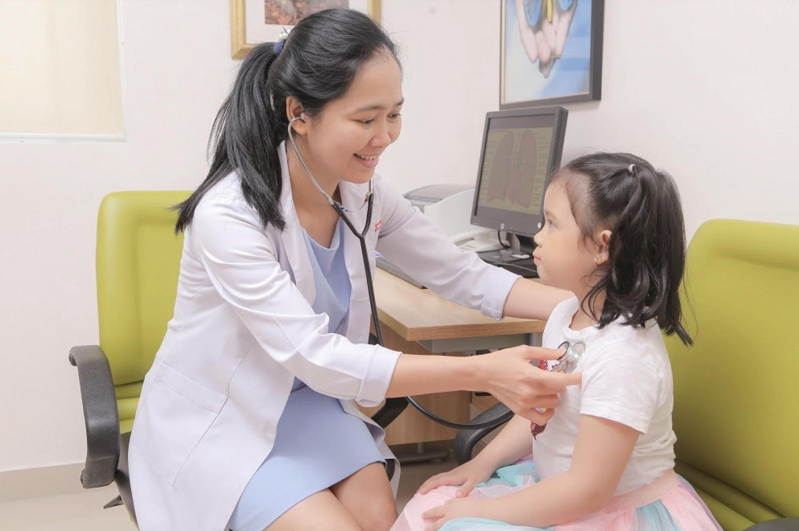 Trẻ khò khè kèm co lõm lồng ngực tím môi hoặc lừ đừ cần được đưa đi khám sớm