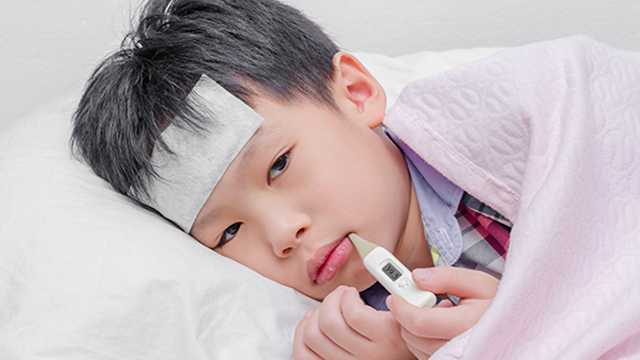 Trẻ nhỏ bị nhiễm virus hợp bào hô hấp RSV trong phòng cách ly để tránh lây nhiễm chéo