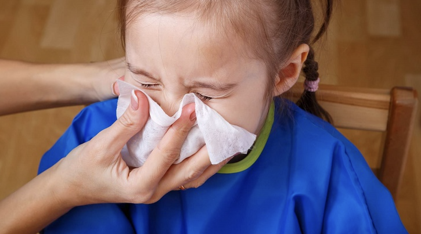 Trẻ sổ mũi kéo dài có thể do cảm lạnh nối tiếp hoặc đường thở còn nhạy cảm