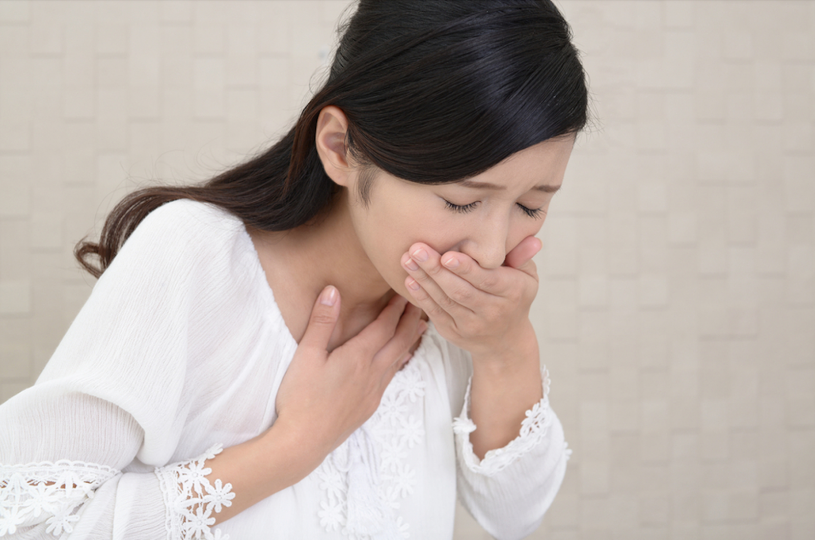 Trào ngược dịch mật có thể gây đau thượng vị, buồn nôn và vị đắng trong miệng