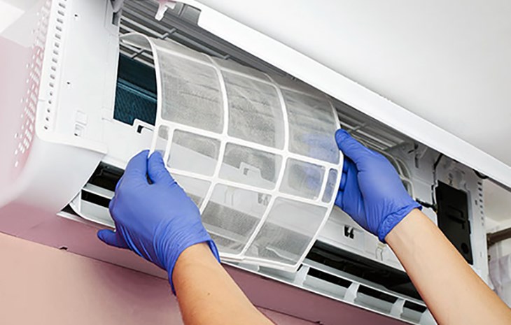 Vệ sinh máy lạnh định kỳ giúp hạn chế bụi và nấm mốc ảnh hưởng đường hô hấp của trẻ